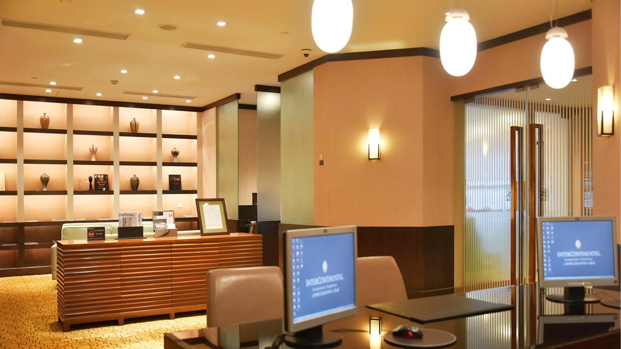 InterContinental Shanghai Pudong, an IHG Hotel Bagian luar foto